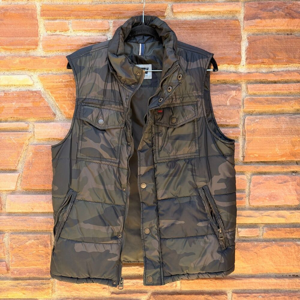 Levi’s Camo Puffer Vest Men’s Size S Camouflage Quilted Bubble Vest Full Zip